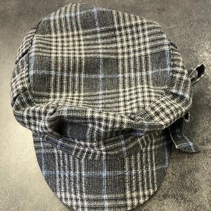 Steve Madden Gray, White and Black Hat 🎩 With Side Bow.